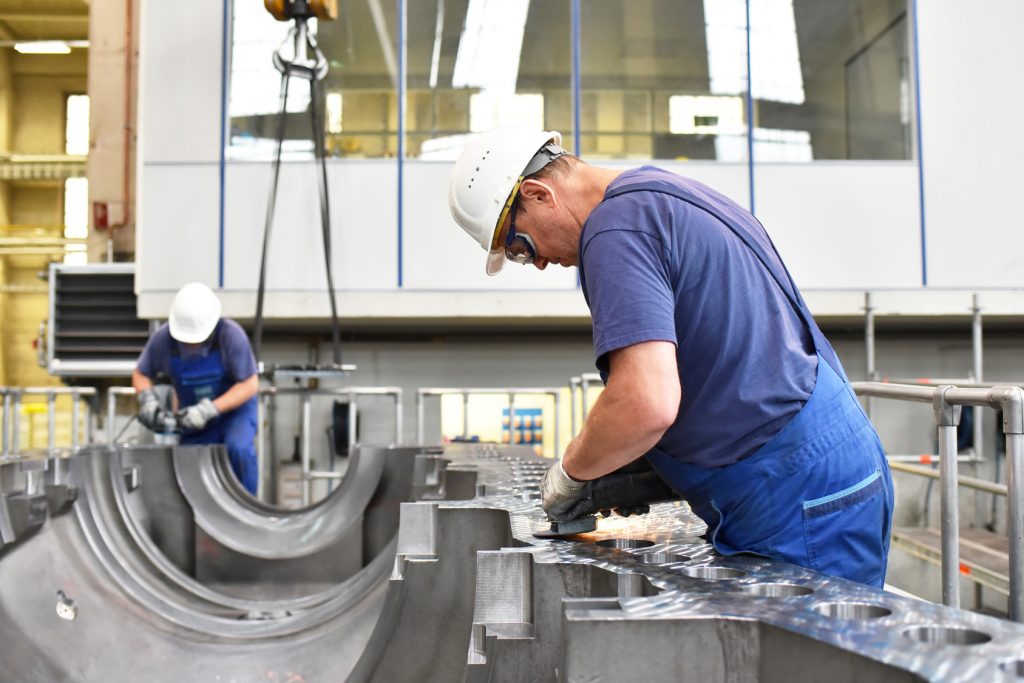 Industriearbeiter bei der Montage im Maschinenbau // Industrial workers during assembly in mechanical engineering